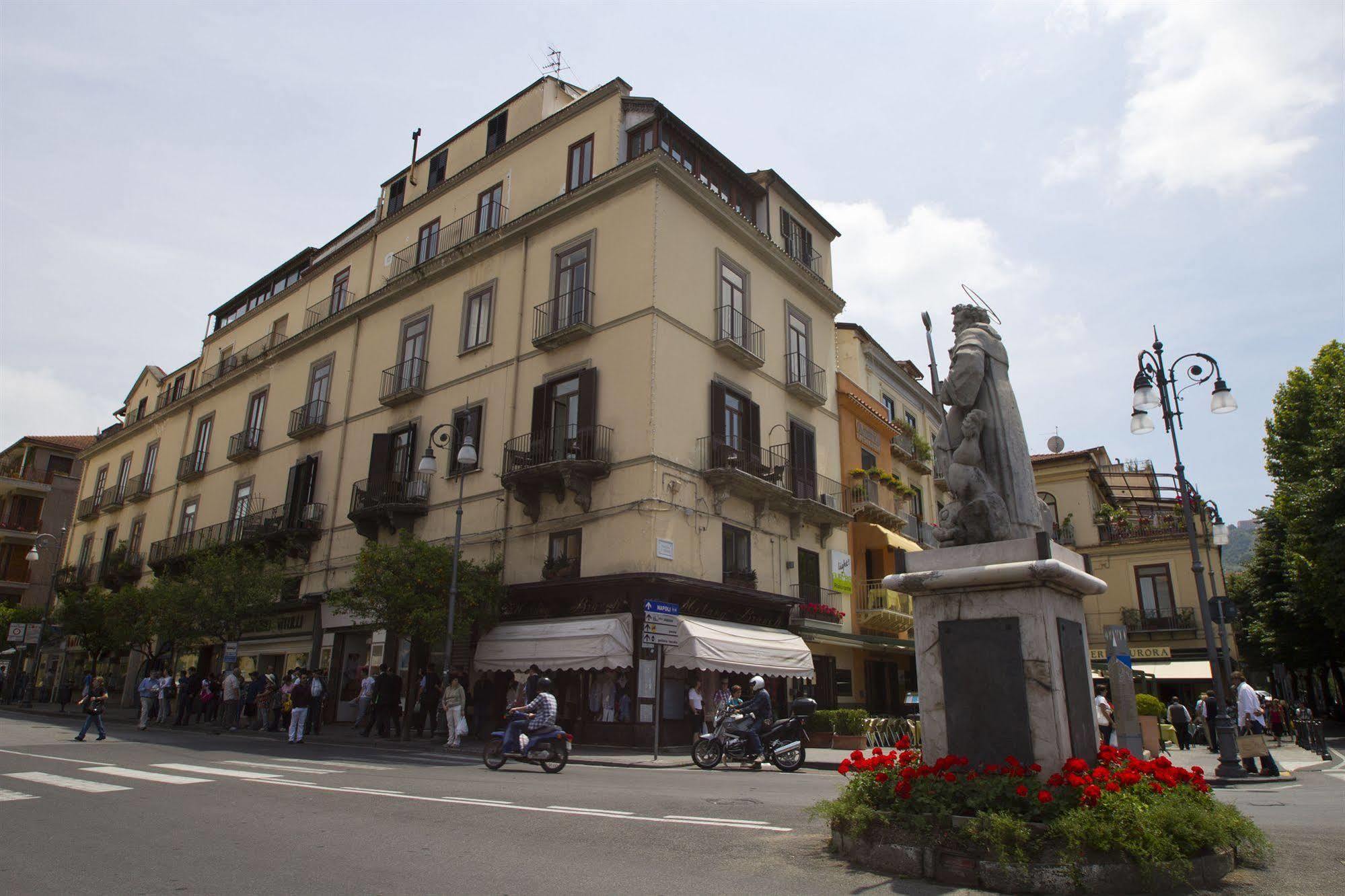 Piazza Tasso B&B Relais Соренто Екстериор снимка